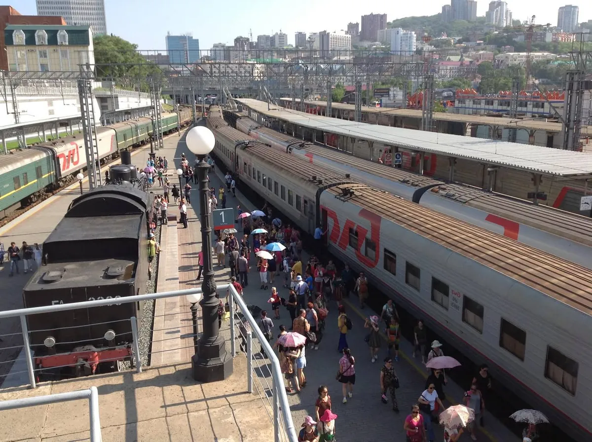 ウラジオストク駅のホームに並ぶシベリア鉄道の列車