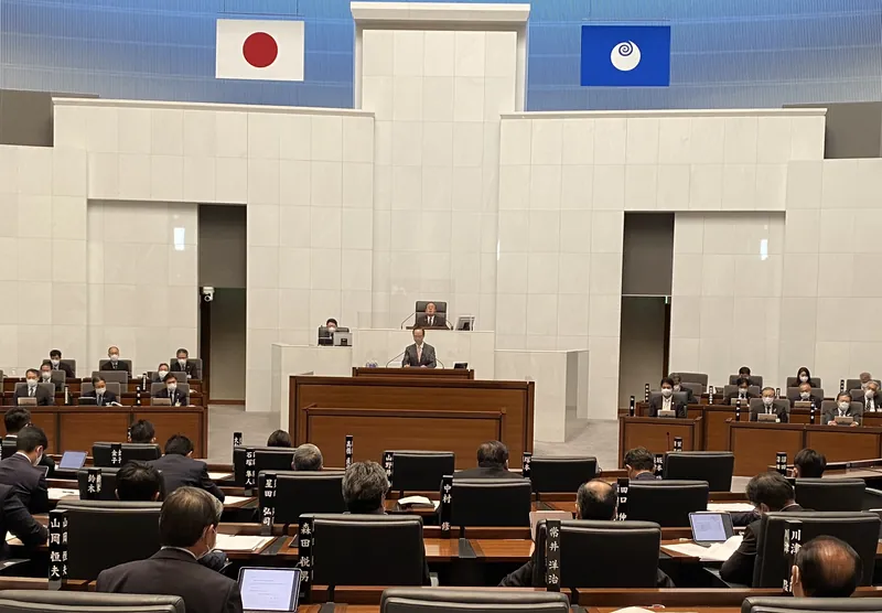 県議会の本会議場で、議会基本条例の改正案を提案する