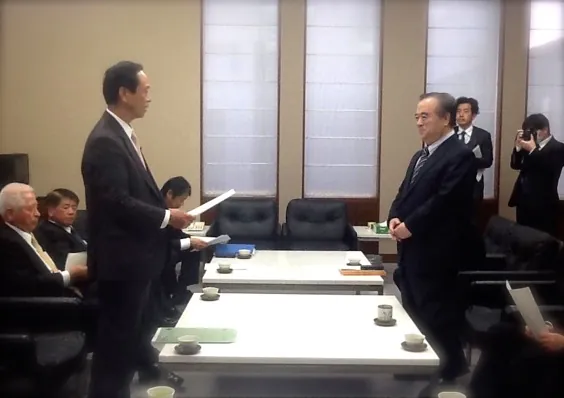 知事に内部被ばく検査の実施を求める要望書を手渡す