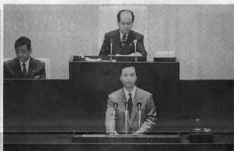 県議会の本会議場で一般質問をする