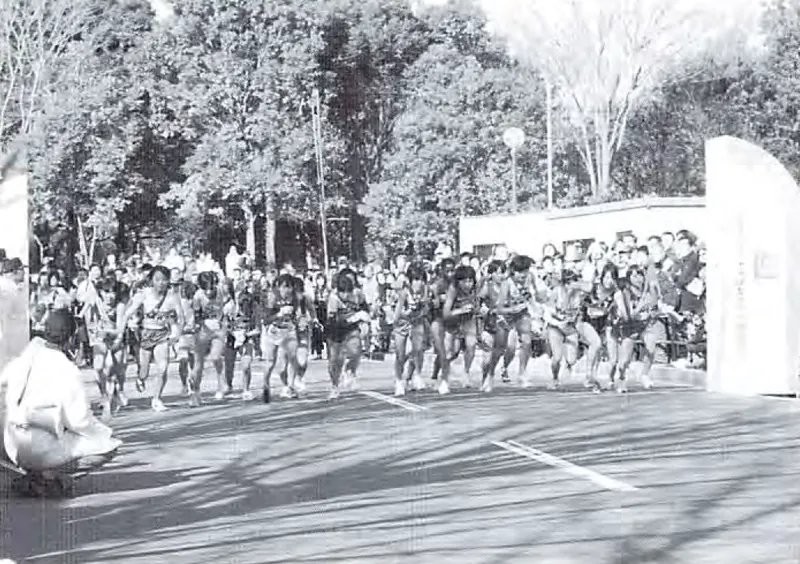 つくば中央公園を一斉にスタートする選手たち