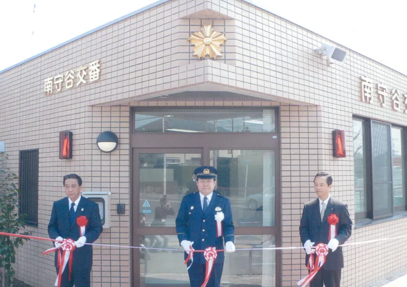南守谷交番の前でのテープカット