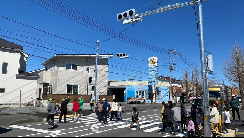 新しい横断歩道を渡る「渡り初め」