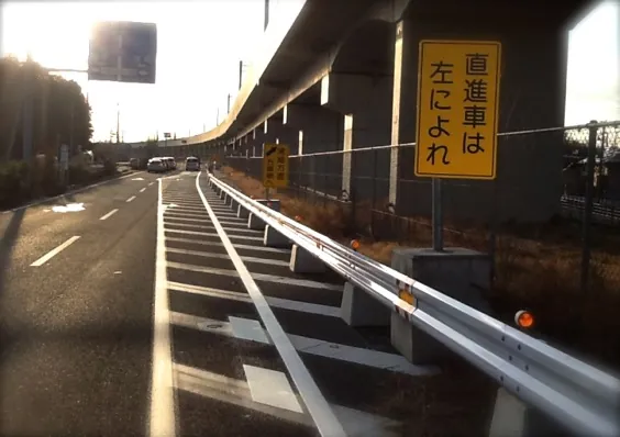 改良後の天神北交差点。「直進車は左によれ」の標識