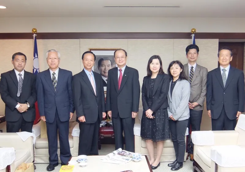 台北駐日経済代表処を訪問の写真 2