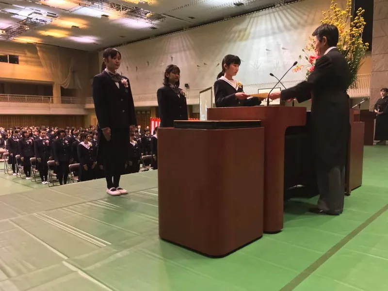 聖徳学園の卒業証書授与式の写真 1