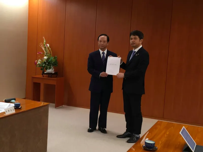 「茨城産業会議」による大井川知事への要望を手渡しました。の写真 5