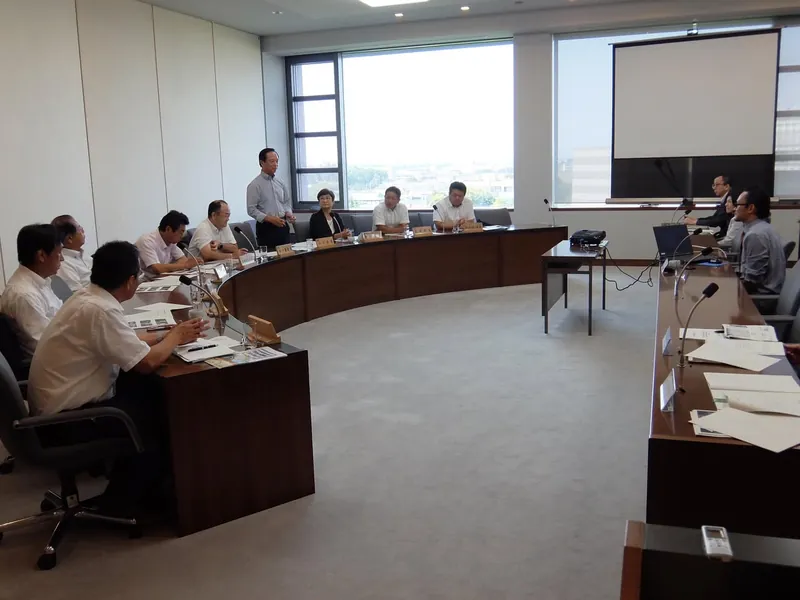 議会で参考人意見聴取の写真 1