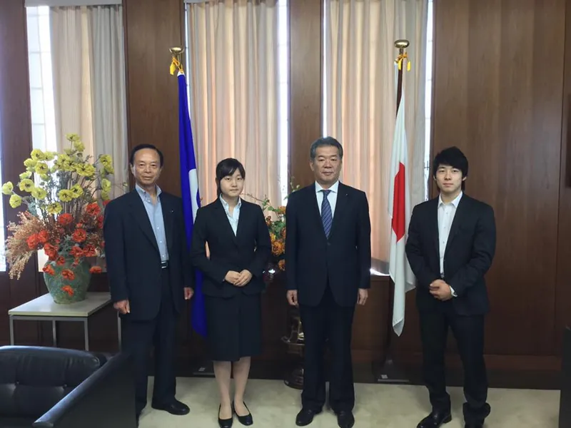 細谷議長を表敬訪問の写真 1