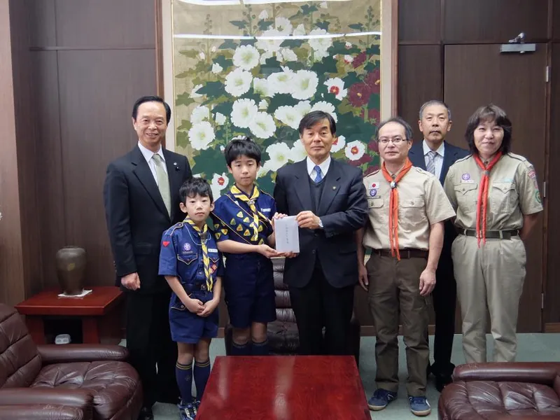 常総市長に義捐金を届けるの写真 1