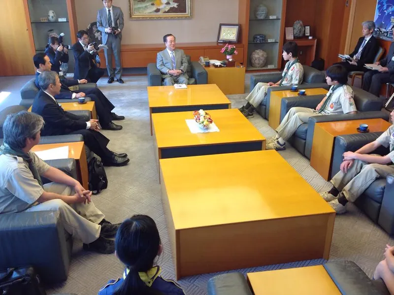 知事に義援金を届けるの写真 4