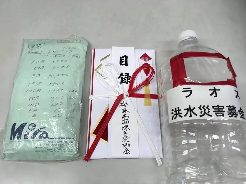 ラオス大使に洪水義援金を届けるの写真 4