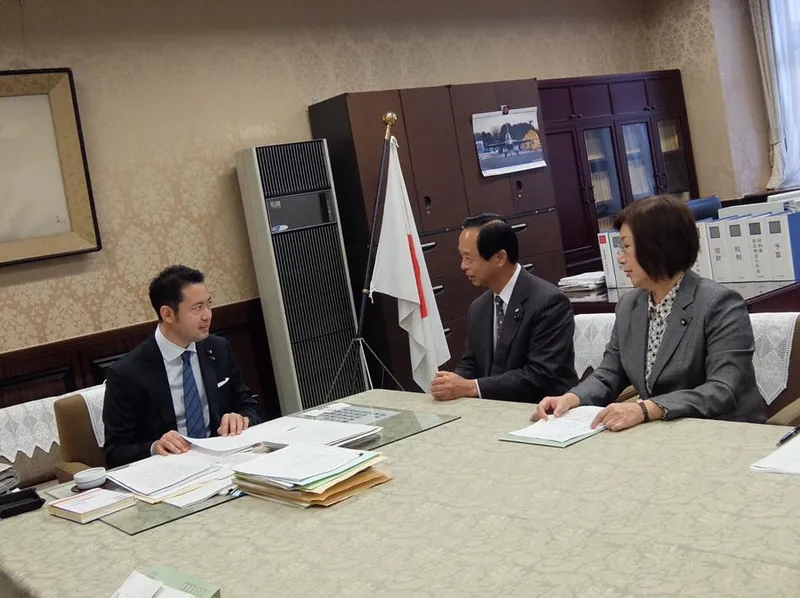 財務省と総務省へ意見書を提出の写真 2