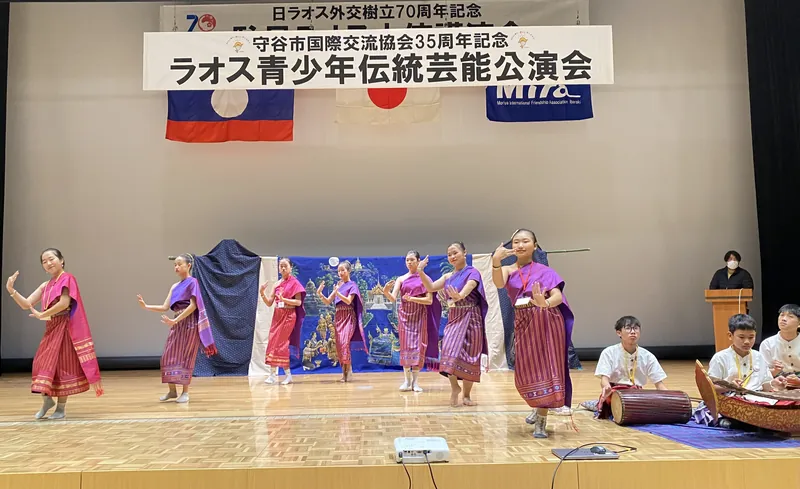 ラオス大使と子供達の写真 2
