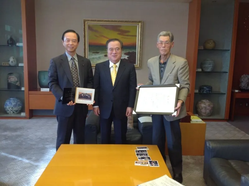 橋本知事に報告の写真 2