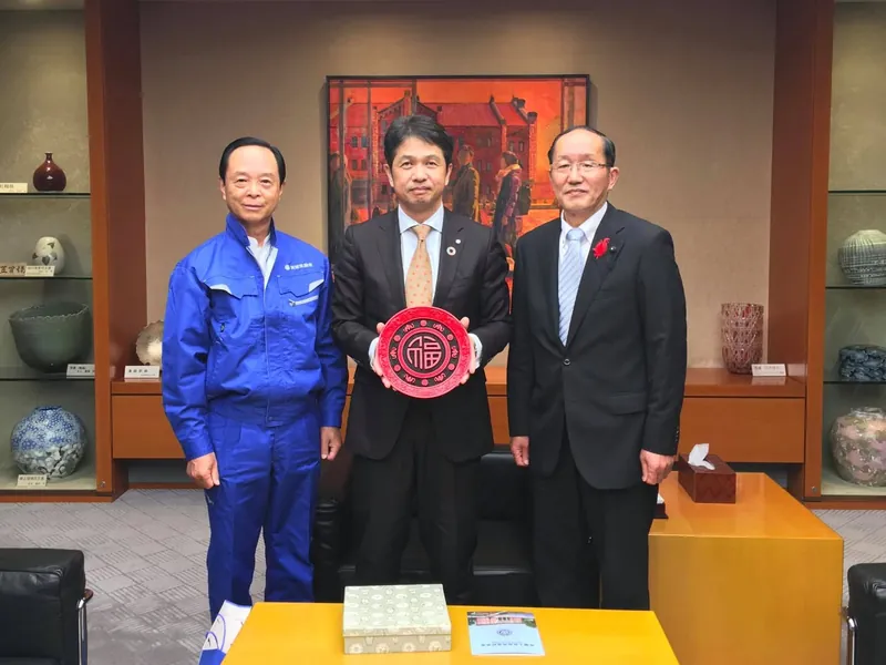 李会長からの記念品の写真 2