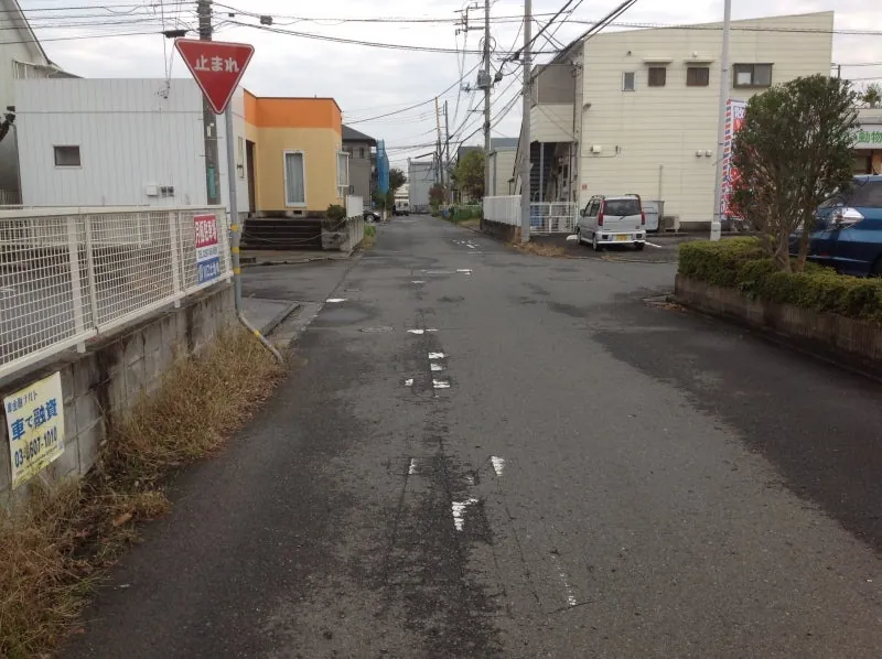 消えた道路の路面標示の写真 1