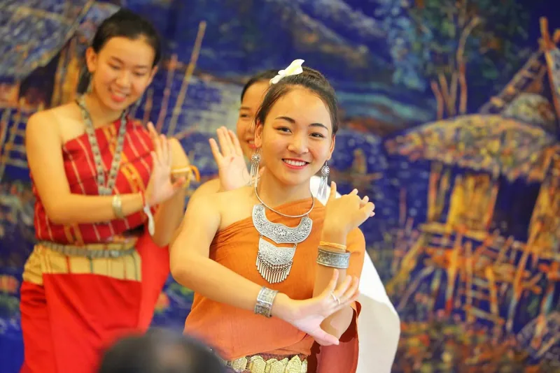 ラオスの伝統舞踊の写真 2