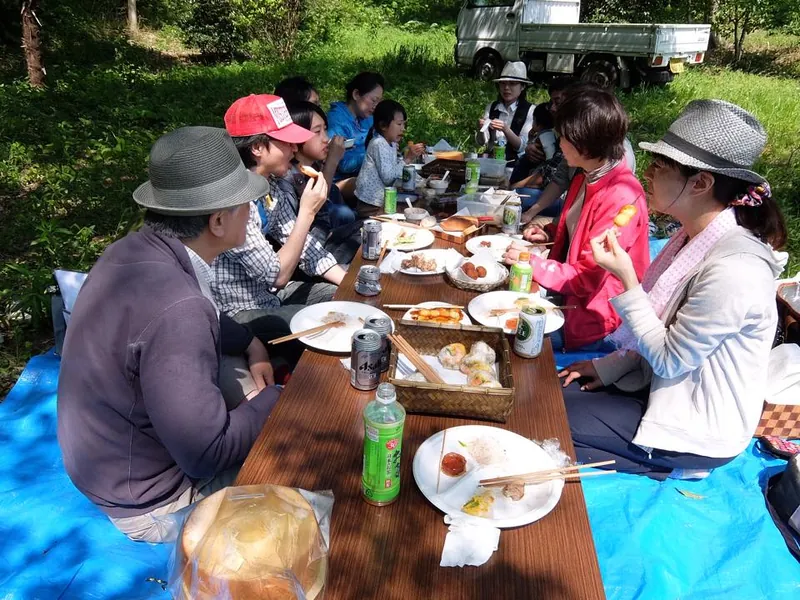 ミツバチと野外パーティの写真 5