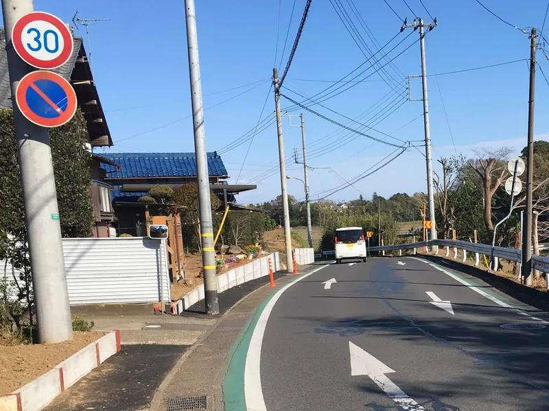 路面に「30」の標識がある、高野小学校近くの道