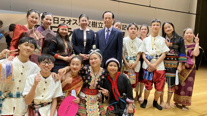 ラオス大使と子供達の写真 1