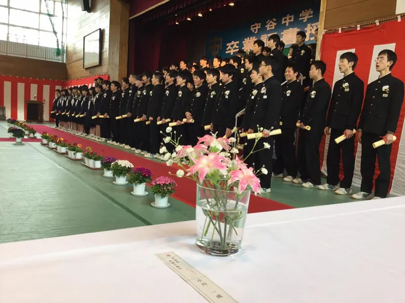 守谷中学校の見事な卒業式の写真 2