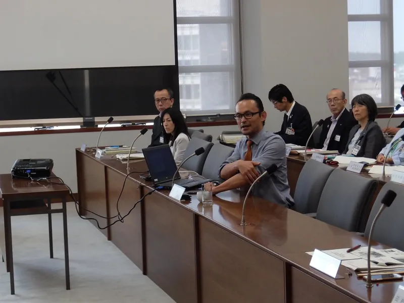議会で参考人意見聴取の写真 2