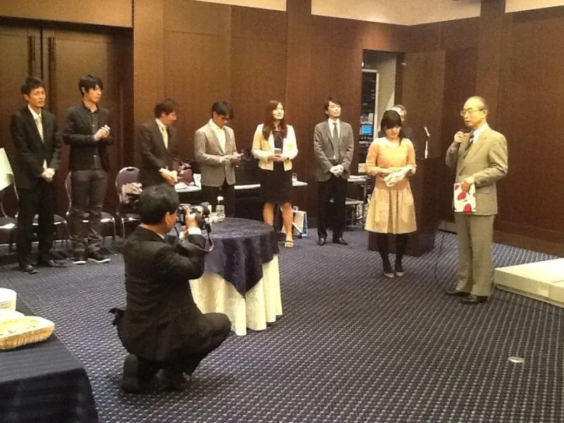 青山ゼミ恒例の卒業生を祝う会の写真 1