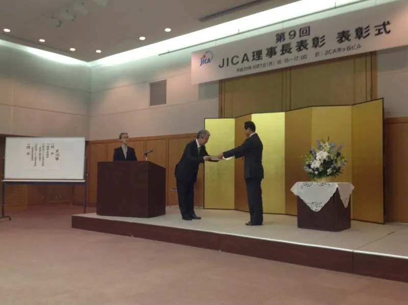 JICA理事長から感謝状を受け取る