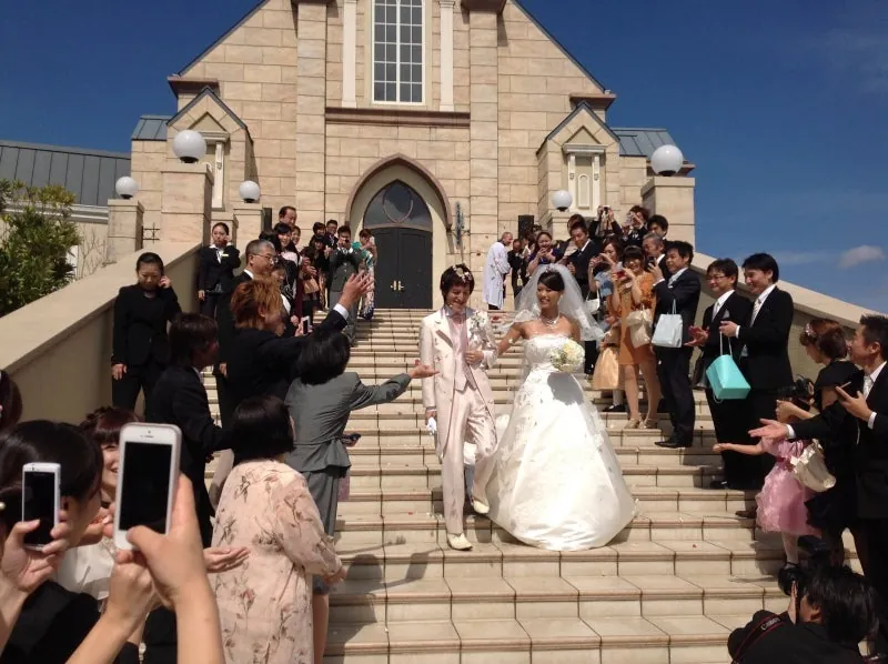 フラワーシャワーで祝福