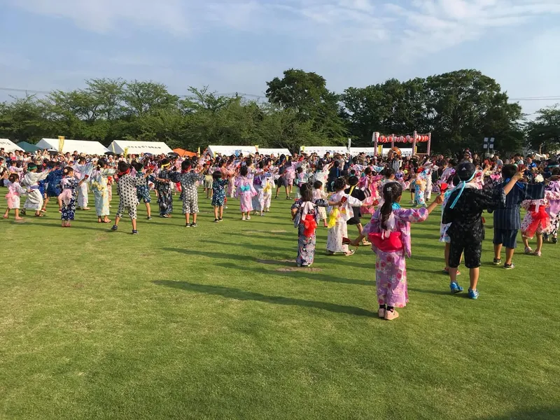 子供いっぱいの夏祭りの写真 1