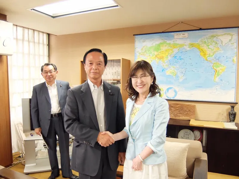 稲田朋美 政調会長に要請の写真 1