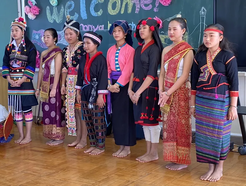 ラオスの踊りと日本一の剣道の写真 1