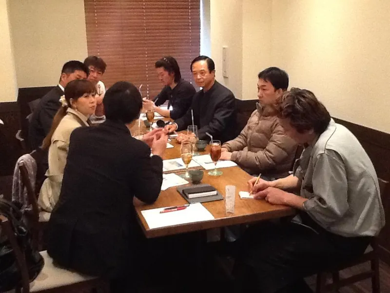 青年部と青木係長、店長が打ち合わせ