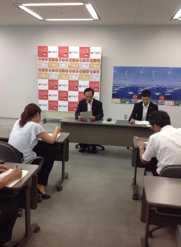 知事から説明を受けるの写真 2
