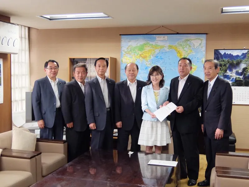 稲田朋美 政調会長に要請の写真 3