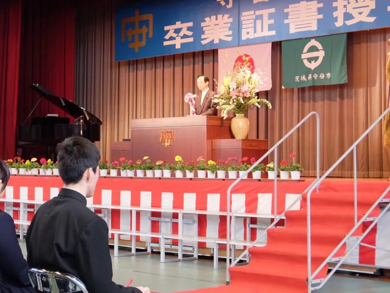 守谷中学校の見事な卒業式の写真 1