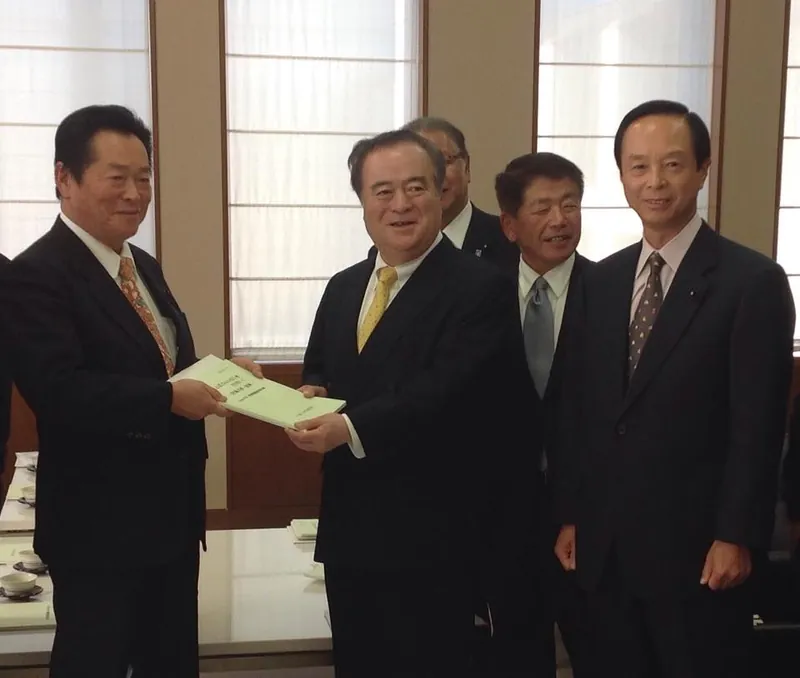 重要政策大綱を知事に提出の写真 1
