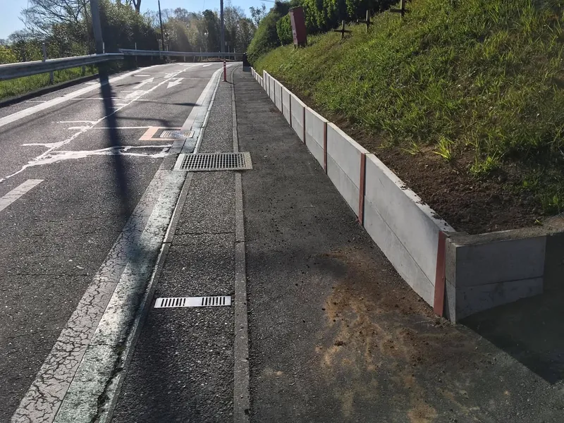 道路の脇に新しく整えられた通学路