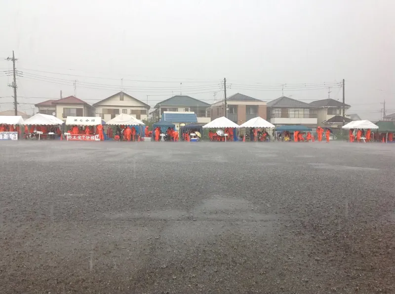 豪雨の中の大会の写真 7