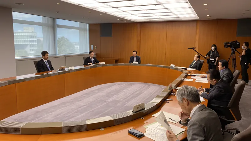 県・労働団体・経済団体による意見交換の写真 1