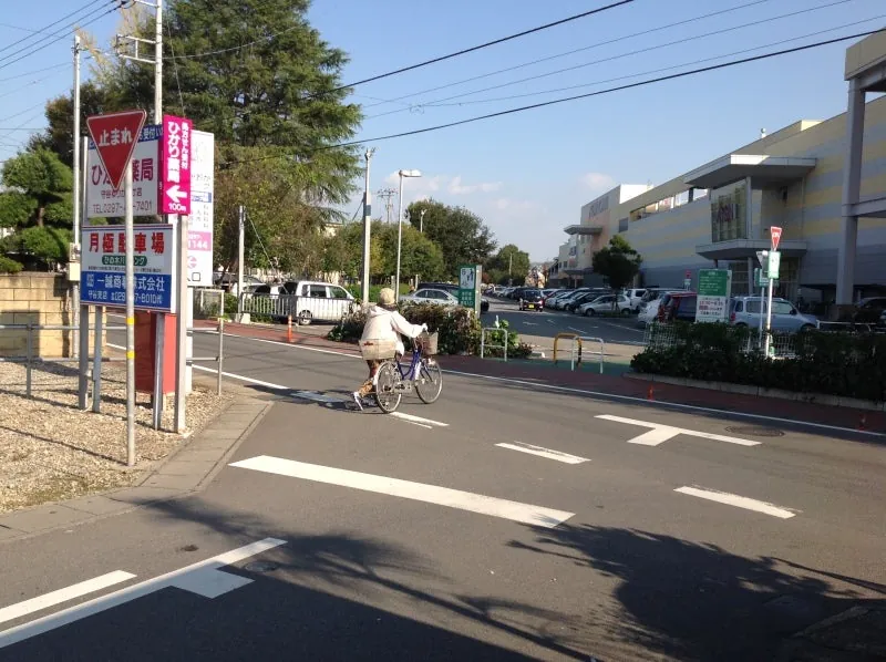 ここを横切る人は多い