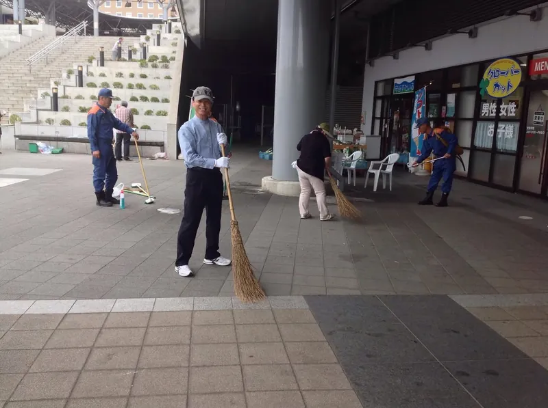 祭りの後片付けの写真 1