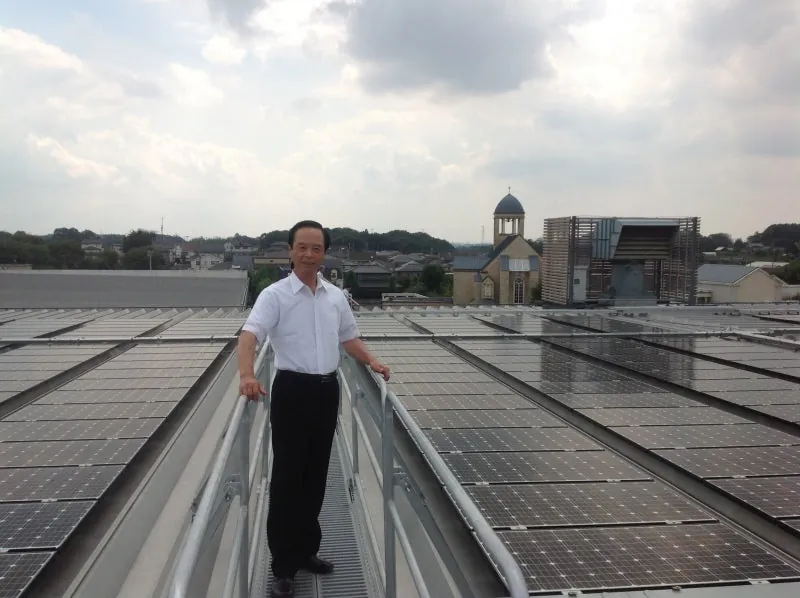 太陽光発電のパネルが敷き詰められているアクロスモールの屋上