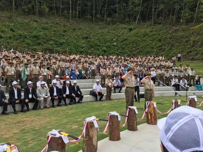 切れ味の良い斧でテープカットの写真 1