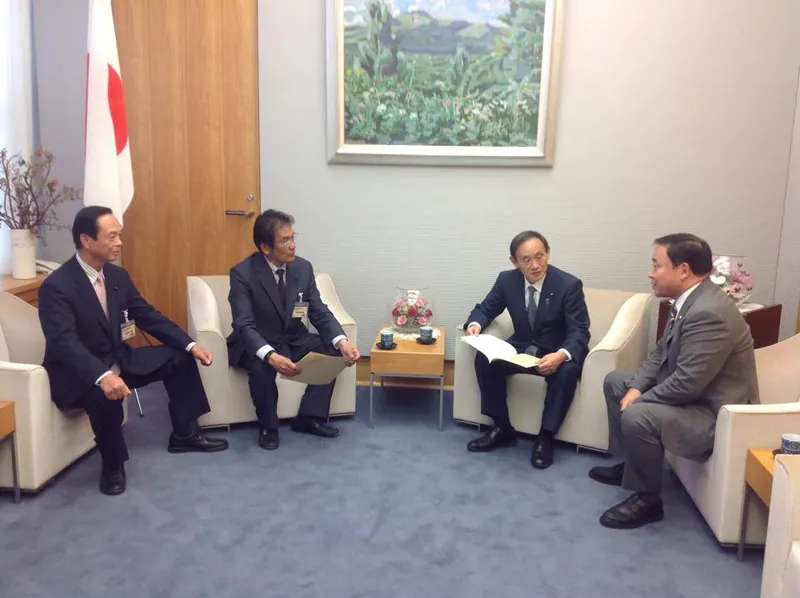 総理官邸に菅官房長官を訪問の写真 2
