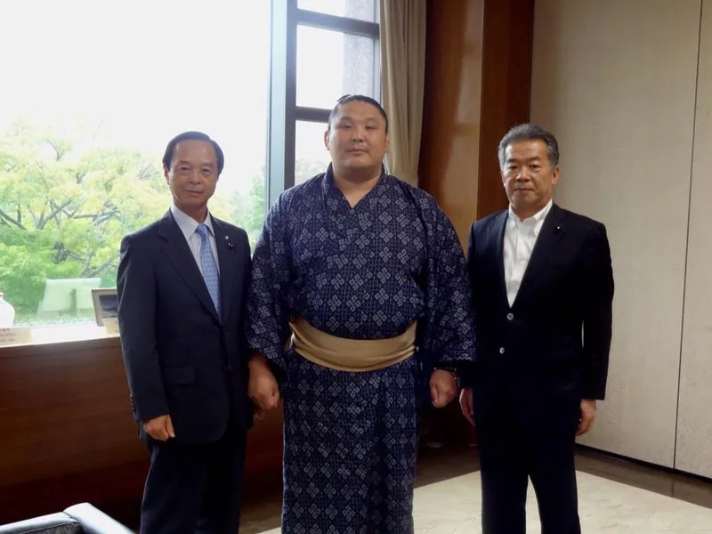 朝赤龍関の手は温かかったの写真 1