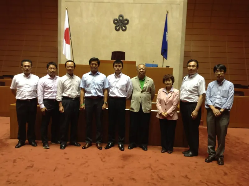 福岡県議会の議場にて