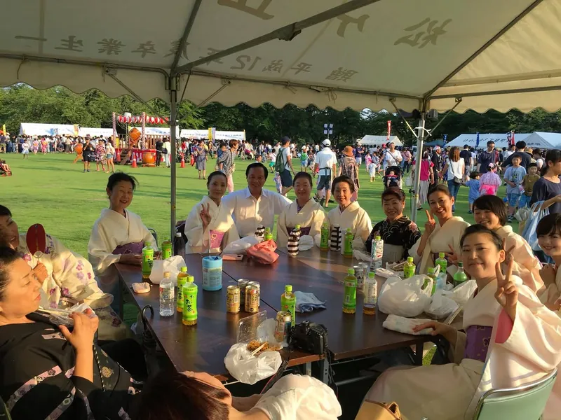 子供いっぱいの夏祭りの写真 3