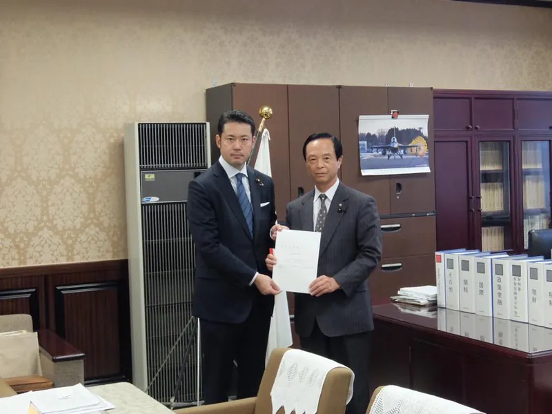 財務省と総務省へ意見書を提出の写真 1